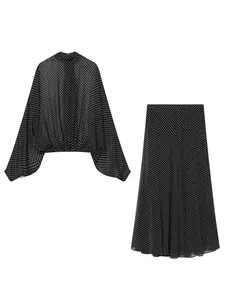 Elegantes zweiteiliges Set aus Bluse und Midirock mit schwarz-weißen Punkten für Damen.