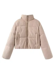 Minimalistisch beige pufferjack met opstaande kraag van gebreide stof.