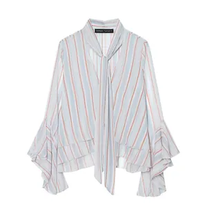 Elegante camicetta a righe blu e arancio con scollo a V, maniche a balze e fiocco al collo