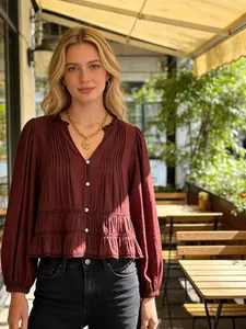 Camicetta francese in pizzo bordeaux a maniche lunghe, stile elegante all'aperto.