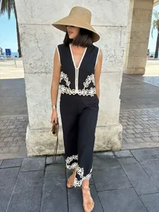 Elegante set nero tre pezzi con gilet ricamato a fiori e pantaloni a gamba larga chic