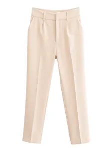Pantalon de costume beige élégant à taille haute avec coupe droite et pli.