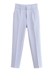 Vue de face d'un pantalon de costume élégant bleu clair à taille haute avec pli central net