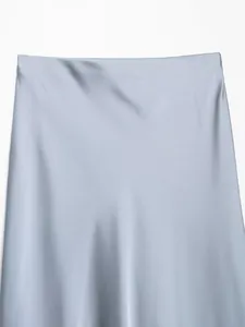 Primer plano de una elegante falda midi de satén azul claro con textura suave y brillante