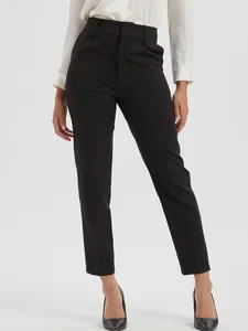 Vue détaillée d'un pantalon de costume noir décontracté à taille haute pour femmes
