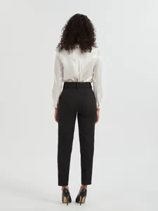 Détail de dos élégant d'un pantalon noir à taille haute avec chemisier en satin