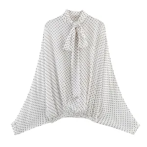 Elegante weiße Bluse mit schwarzen Punkten, Schluppe und Fledermausärmeln für Damen