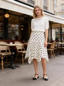 Elegante conjunto de top blanco de manga corta y falda midi asimétrica de lunares