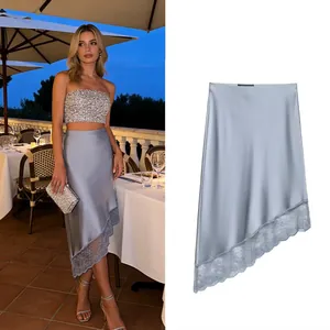 Elegante falda midi de satén azul claro con dobladillo asimétrico de encaje mujer