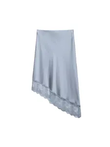 Elegante falda midi de satén azul claro con un dobladillo de encaje asimétrico chic