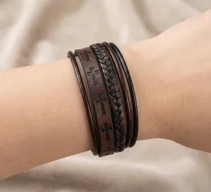 Vue détaillée d'un bracelet multicouche en cuir vintage avec motif de croix