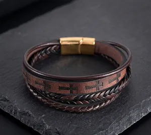 Vue détaillée du bracelet rétro multicouche en cuir tressé avec motifs de croix