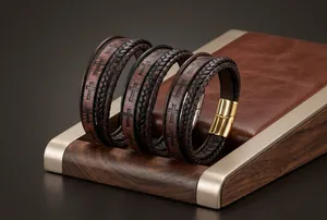 Vue rapprochée de bracelets vintage en cuir tressé faits main avec motifs de croix