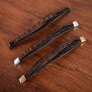 Détail de bracelets en cuir tressé faits main avec boucles magnétiques réglables.