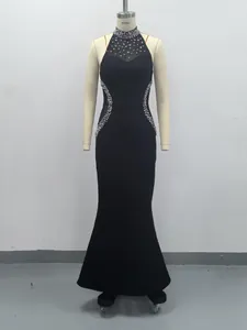 Vista frontal detallada de un elegante vestido de noche negro con cuello halter adornado con strass