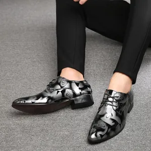 Detailansicht der glänzenden, gemusterten Herrenschuhe im britischen Stil mit Schnürung