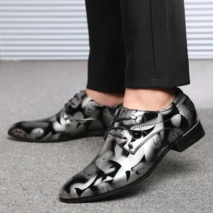 Elegante spitze Herrenschuhe mit einzigartigem schwarz-silbernem künstlerischem Muster.