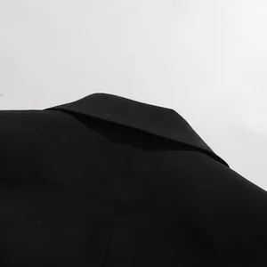 Gros plan détaillé du col d'une robe blazer noire avec grain de tissu de qualité.