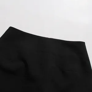 Gros plan détaillé sur la taille haute d'une jupe de costume noire de style vintage