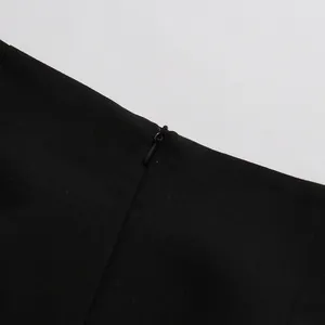 Détail de la fermeture éclair invisible sur une jupe de costume noire pour femme
