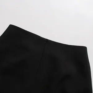 Gros plan de la fermeture éclair invisible au dos d'une jupe de tailleur noire chic