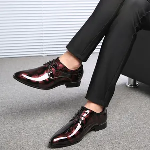 Detailaufnahme von Herrenschuhen aus bordeauxrotem Lackleder mit modischem Muster