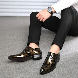 Nahaufnahme von eleganten Herrenschuhen mit glänzendem Gold-Blumenmuster-Design.