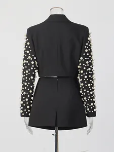 Élégant ensemble noir deux pièces avec blazer court perlé et jupe assortie