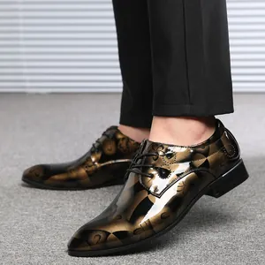 Herrenschuhe mit spitzer Zehenpartie und glänzendem floralem Muster in Bronzeoptik.