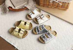 Tres pares de sandalias de moda con bordes deshilachados para niñas en blanco, amarillo y plata.