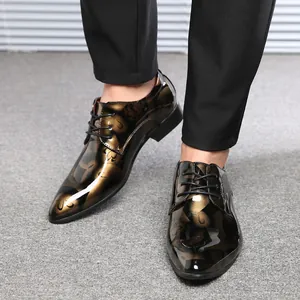 Nahaufnahme von Herren-Lacklederschuhen mit Blumenmuster im britischen Stil