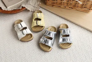 Vista detallada de las sandalias estilo Birkenstock para niñas con doble hebilla