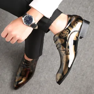 Detail des eleganten Blumenmusters auf den spitzen Lacklederschuhen für Herren.