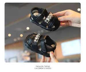 Dettaglio di sandali neri chiusi per bambini piccoli con chiusure in velcro regolabili