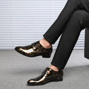 Elegante Herrenschuhe mit goldfarbenem Blumenmuster, spitz zulaufend und zum Schnüren