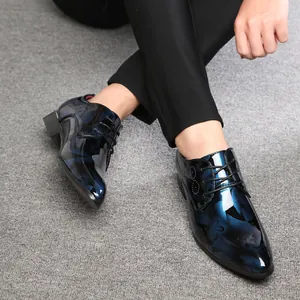 Nahaufnahme von blauen, glänzenden Leder-Schnürschuhen mit floralem Muster und Spitze
