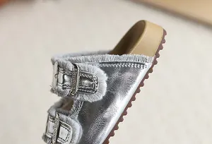Vista macro de las sandalias Birkenstock plateadas para niñas con detalles de piel