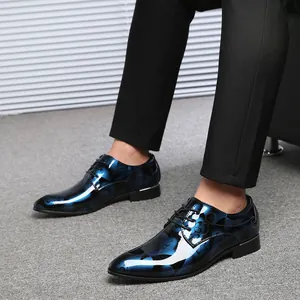 Detailansicht stilvoller blau gemusterter Lackleder-Herrenschuhe mit Schnürung