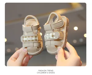 Dettaglio di sandali primi passi beige per neonati con un sicuro design a punta chiusa