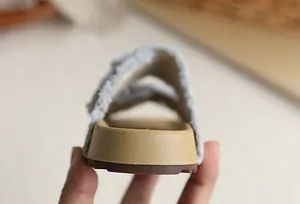 Detalle de cómodas sandalias estilo Birkenstock para niña con suela gruesa de EVA.