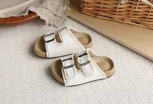 Vista detallada de sandalias blancas estilo Birkenstock para niños