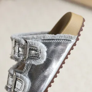 Sandalias para niñas en plata metalizada con ribete de piel gris y hebillas dobles