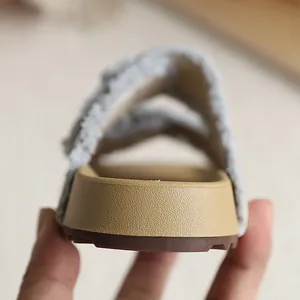 Elegantes sandalias de verano para niña con tiras de denim y suela de corcho
