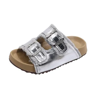 Sandalias plateadas metalizadas para niña con ribete de piel sintética y hebillas moda.