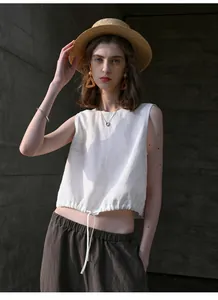 Elegant wit mouwloos linnen crop top met verstelbaar trekkoord aan de zoom op een model