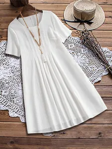 Robe vintage blanche en coton et lin, coupe ample avec plis et col rond d'été