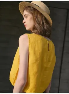 Detailweergave gele mouwloze linnen top met knoopsluiting op de rug voor dames