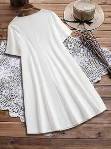 Vue détaillée du dos d'une robe vintage ample en coton et lin blanc pour l'été