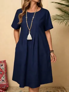 Détail d'une robe vintage en coton et lin bleu marine à col rond avec des poches.