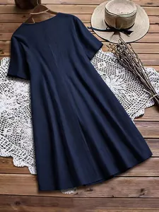 Vue détaillée d'une robe en coton et lin bleu foncé avec texture plissée naturelle